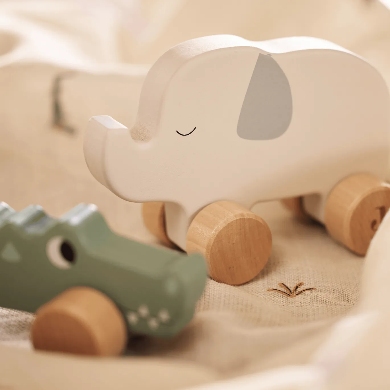 Holzelefant auf Rädern Jungle Jambo