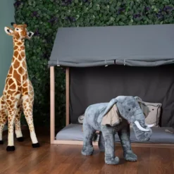 Stehender Elefant