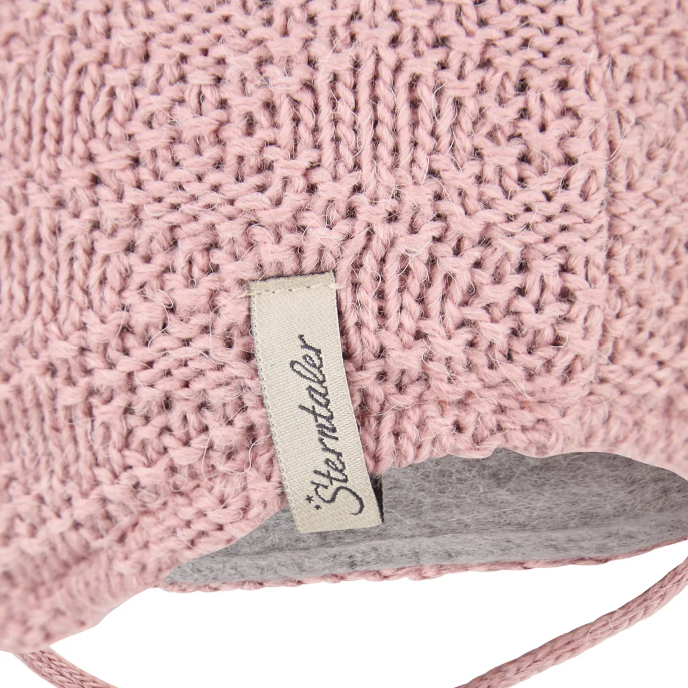 Strickmütze mit Bommel
