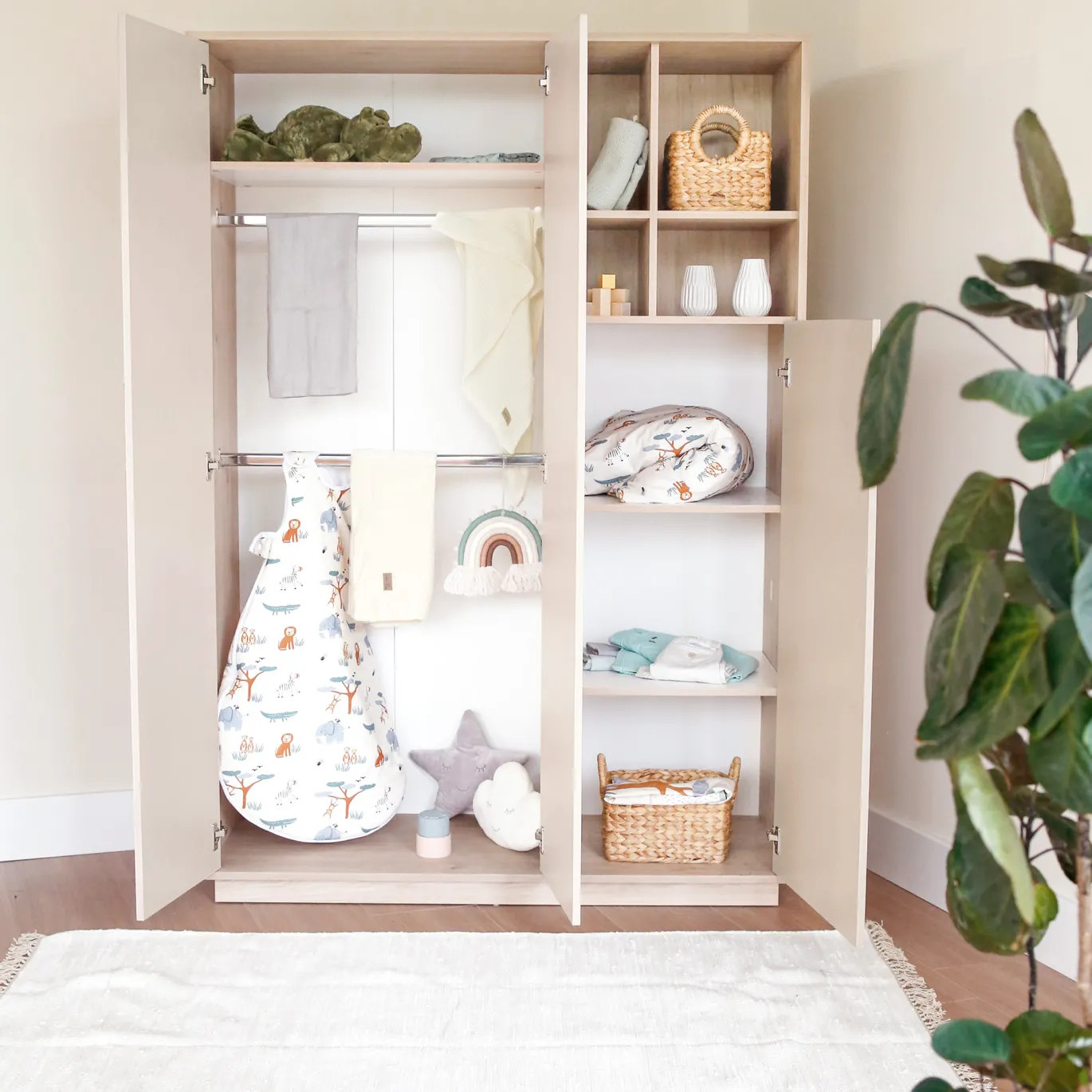 3-türiger Kleiderschrank Elva in Cashmere